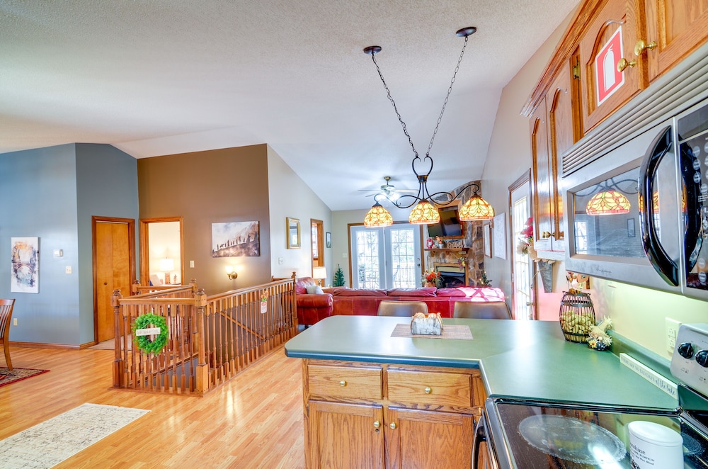 Burnside Resort Cabin w/ Hot Tub & Outdoor Spots!