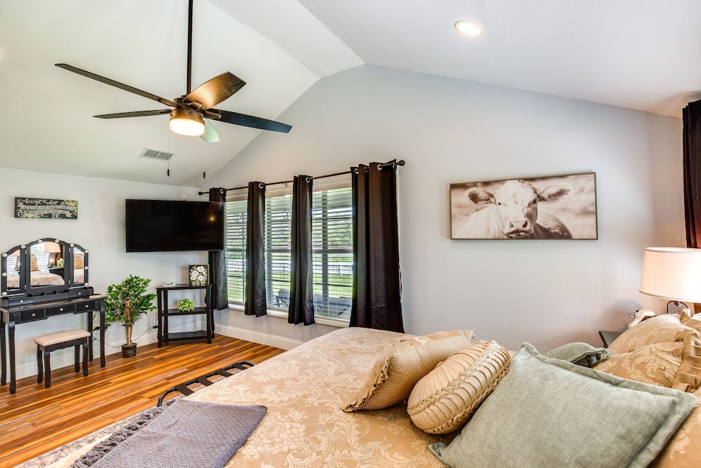 Grapeland Farm Retreat w/ Pool, Grill Fire Pit - Property Image 25
