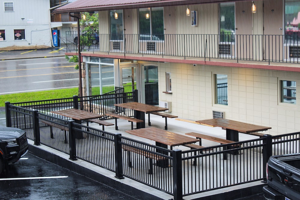 Sleepy Bear Motel