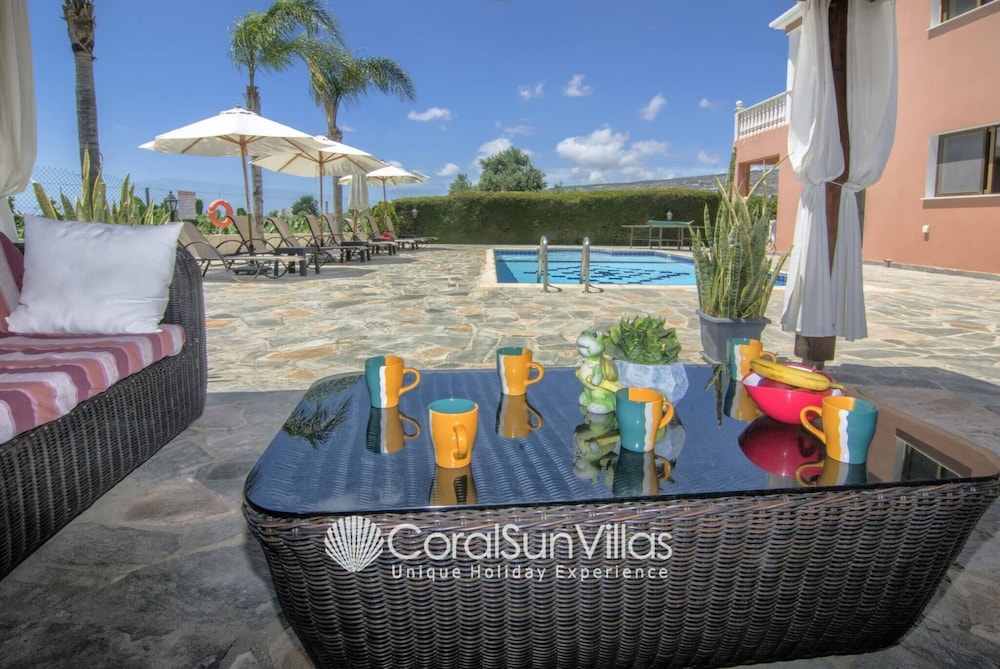 Family Villa Short Walk To Coral Bay Strip 5 Min and Pub, Shops etc