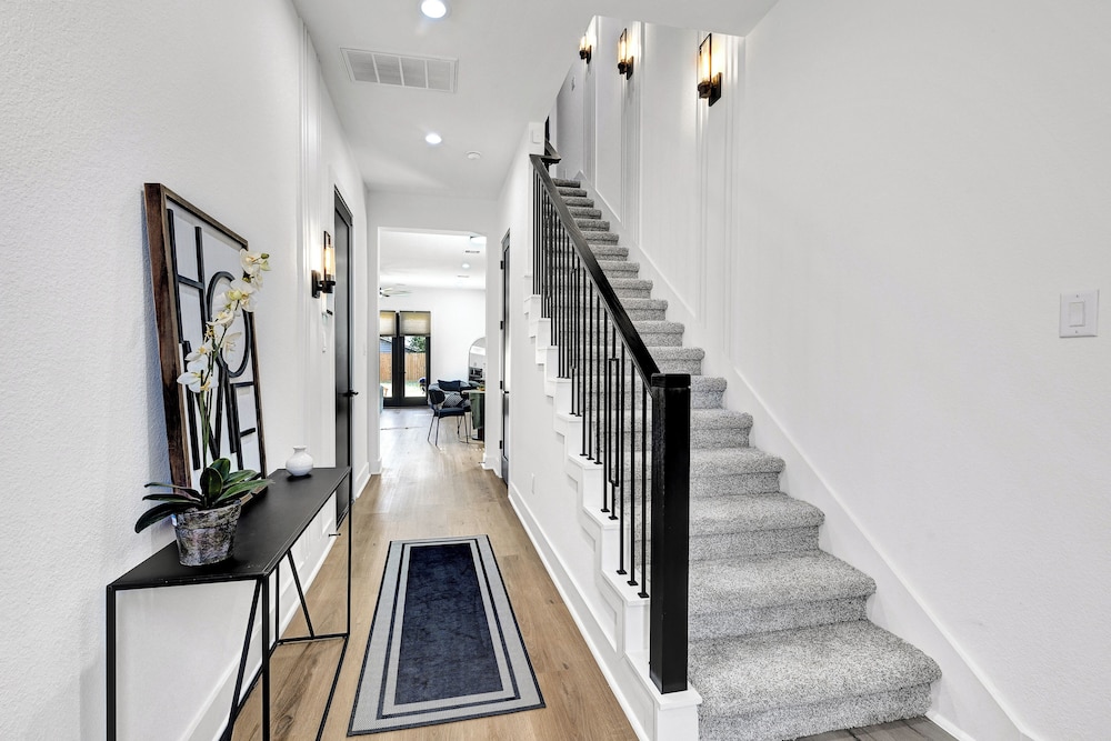 5 Mi to NRG Stadium: Modern Escape w/ Patio & Yard