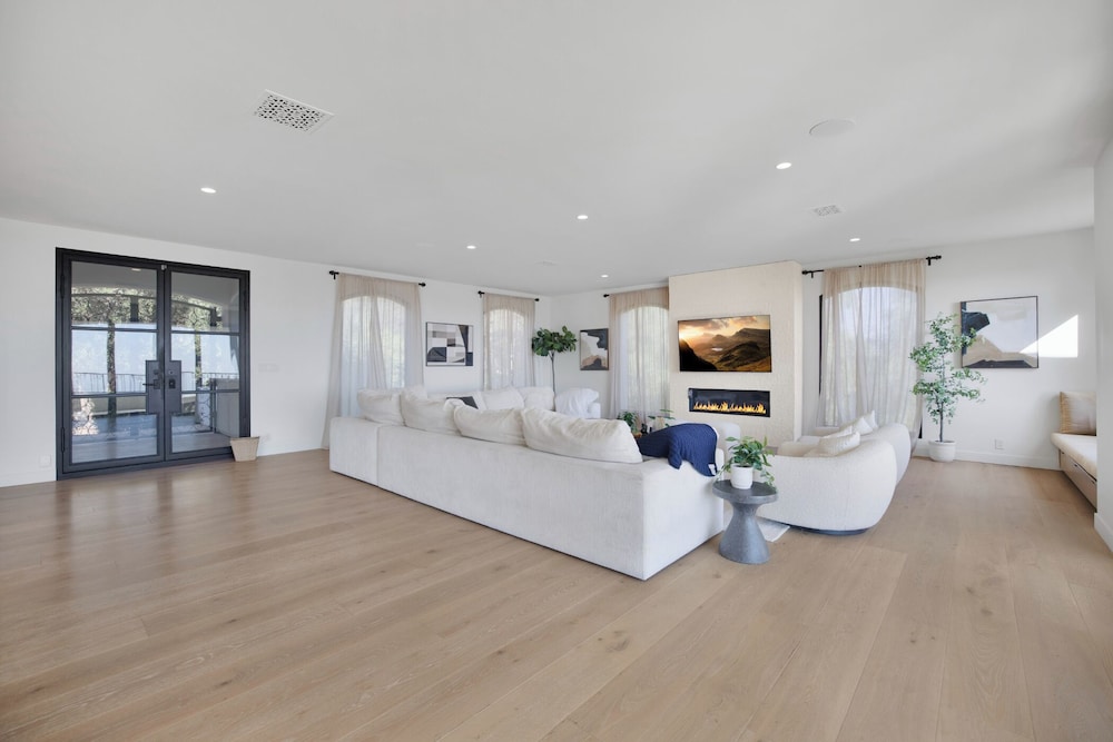 Villa Solea - Mulholland Retreat w/ Pool, Spa & Iconic LA Views