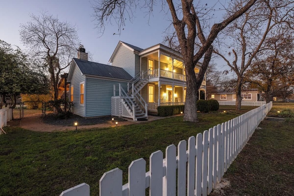 Victorian Escape-pool & Hot Tub!