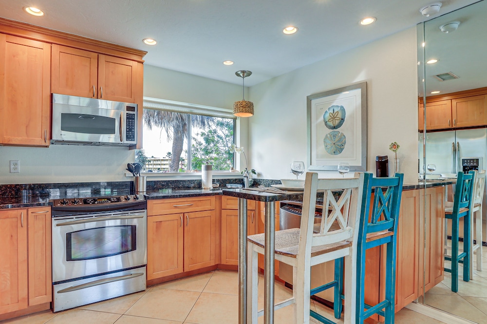 Siesta Keys Home w/ Deck Half Mile to Turtle Beach