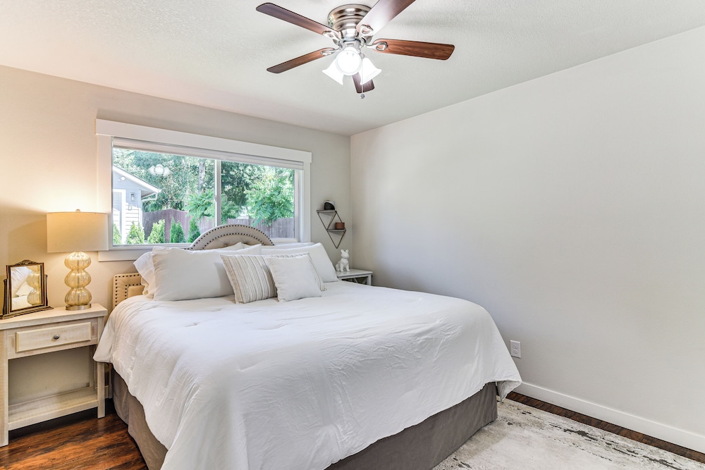 7 Mi to Vancouver Waterfront: Sleek Home w/ Yard!