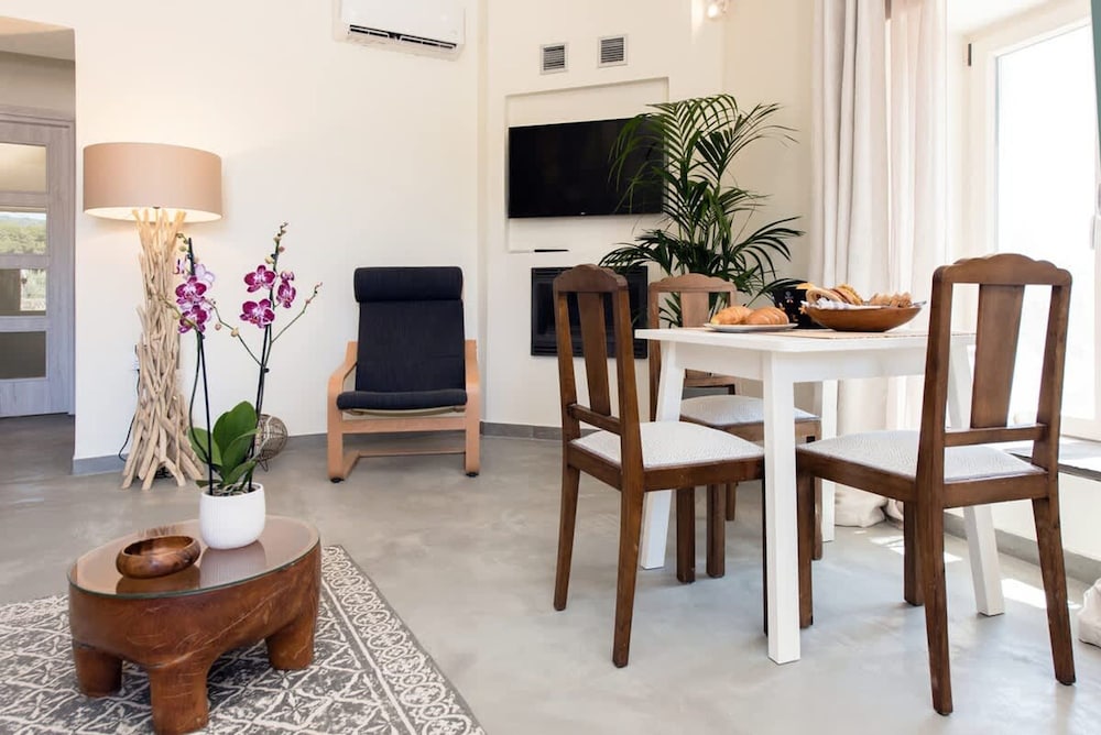 Iliopetra House 1 - Corfu Poolside Retreat