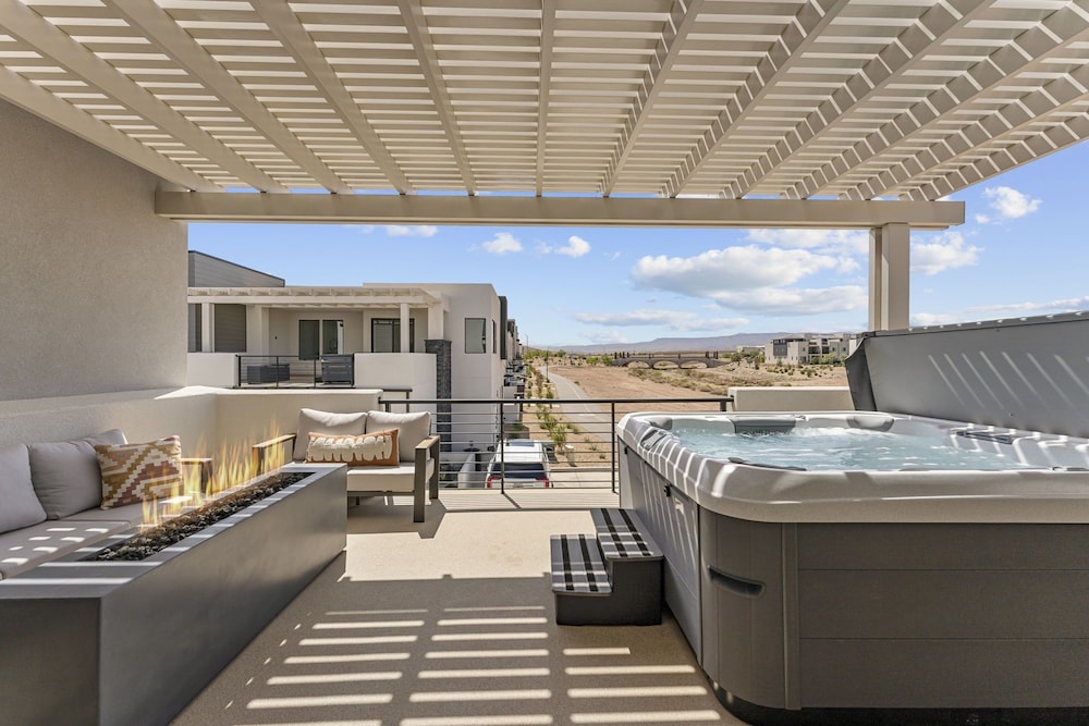 Country Is Cool Again 5 Bedroom Townhouse