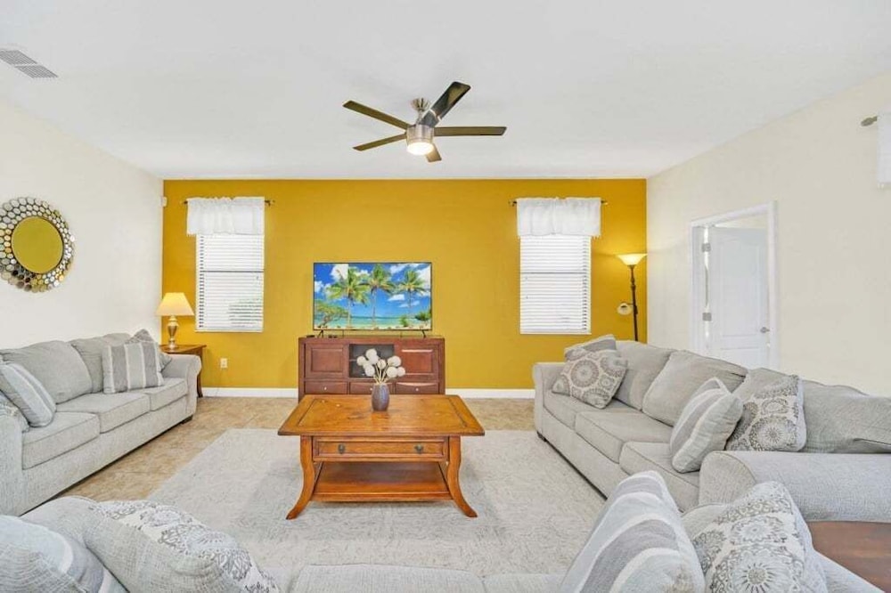 Incredible Pool Spa & Game Room Private Home! 6 Bedroom Villa