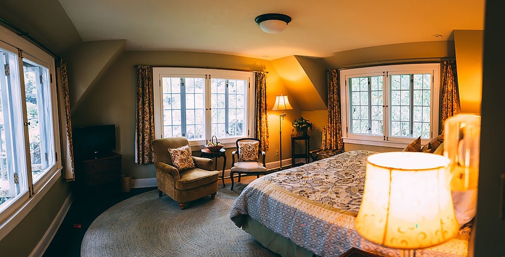 Four Mounds Inn