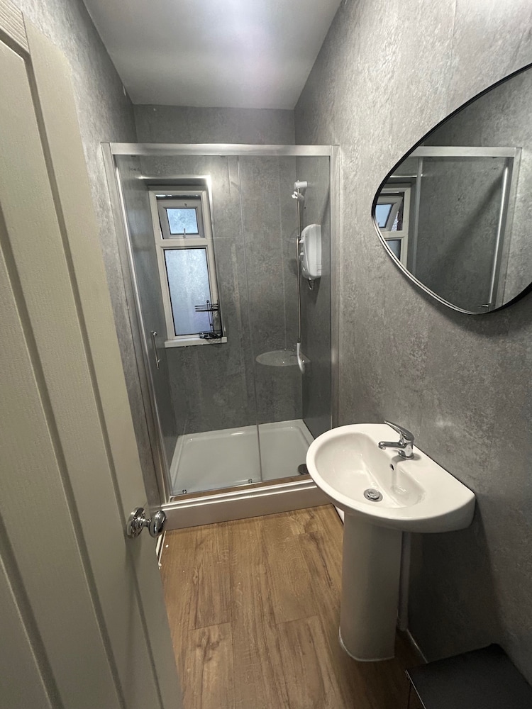Modern Cosy Spacious 4 Bedroom House
