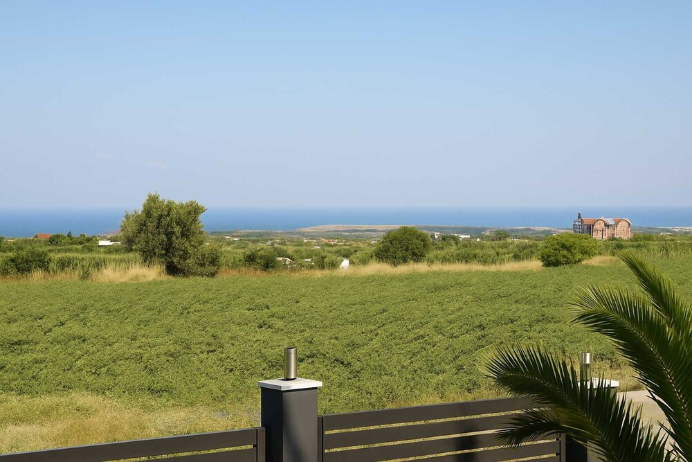 Villa Erytha - Serene Retreat With Views Garden