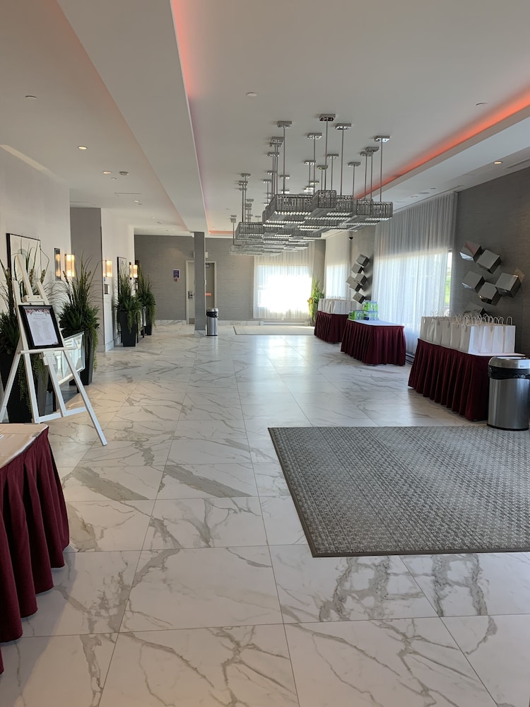 Montreal Vacations - Hampton Inn  Suites by Hilton Montreal-Dorval - Property Image 2