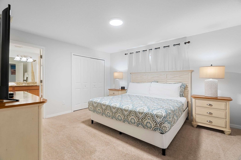4BR Townhome With Pool at Storey Lake