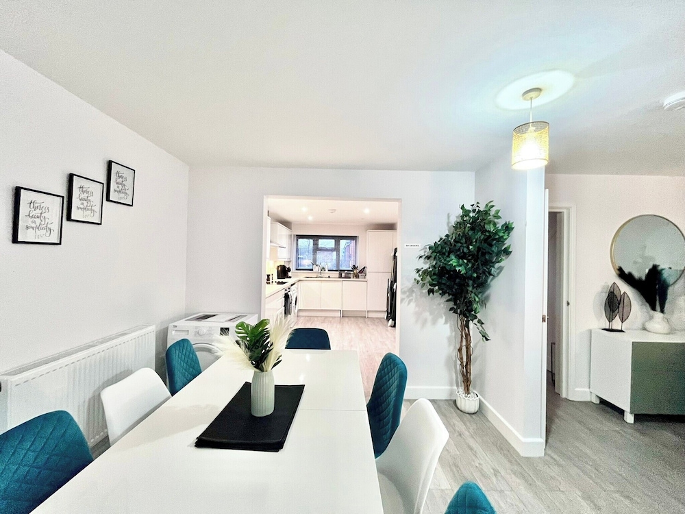House - Sleeps 12 - Hot tub - Pool Table - Parking