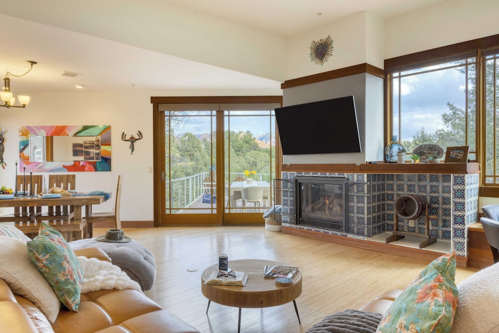Cathedral View by Avantstay Pool Table + Hot Tub