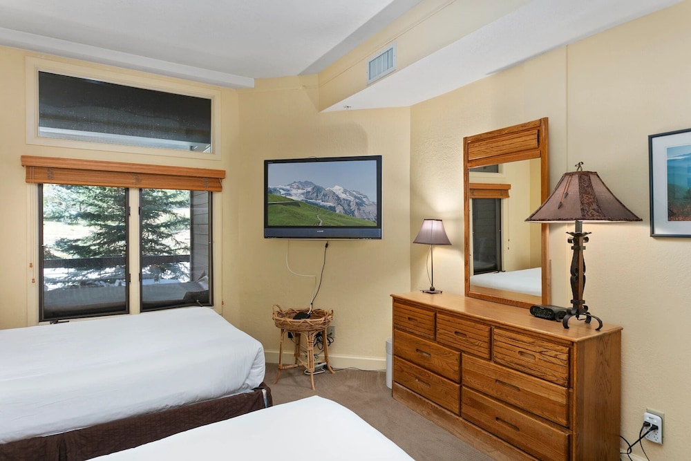 Powder Run at Deer Valley Resort - Two Bedroom Condo with Hot Tub #A13 2 Condo