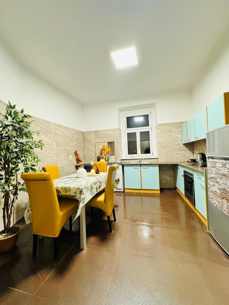 5BR Apt For 10 Walk to Kaufpark Alterlaa