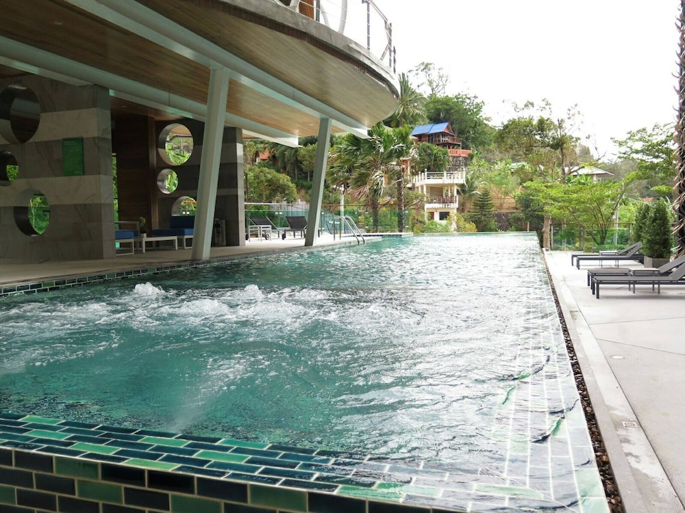 Emerald 215 - Studio With Balcony and Shared Pool