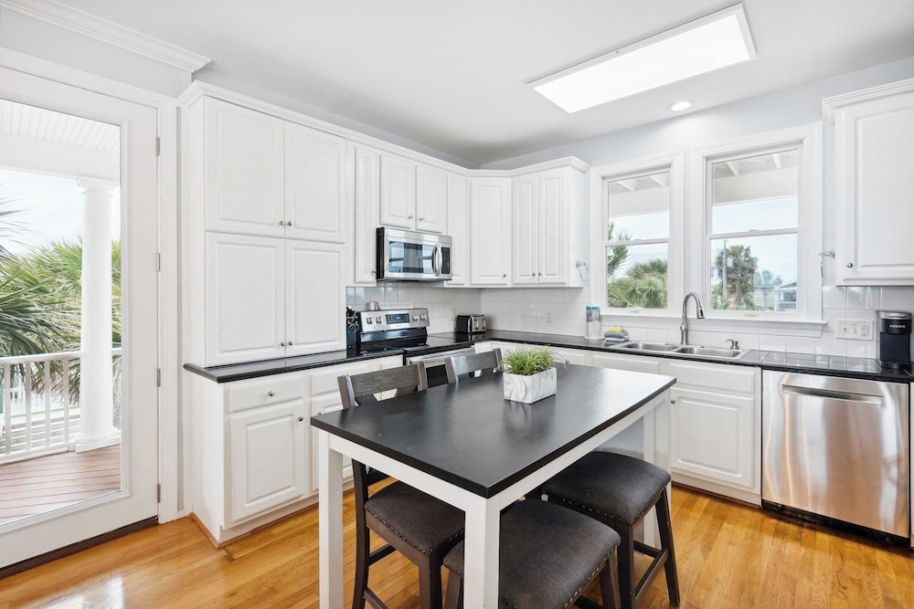 Oceanfront w/ Pool, Panoramic Deck Views, 5bdr Folly Ocean Breeze by Avantstay