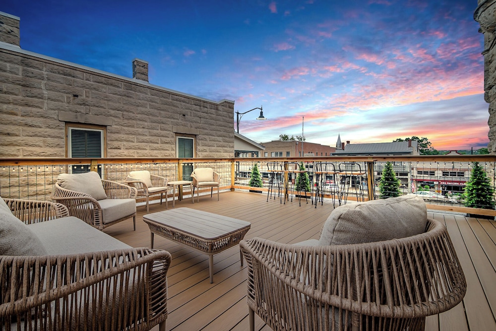 The Bank on Main St - Historic Luxury Suite W/rooftop Deck Overlooking Main Street