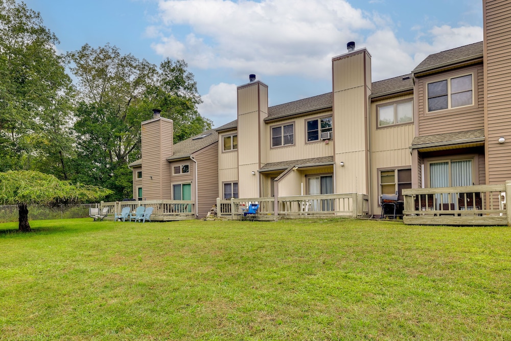 Colorful East Stroudsburg Townhome - Pets Welcome! view 3