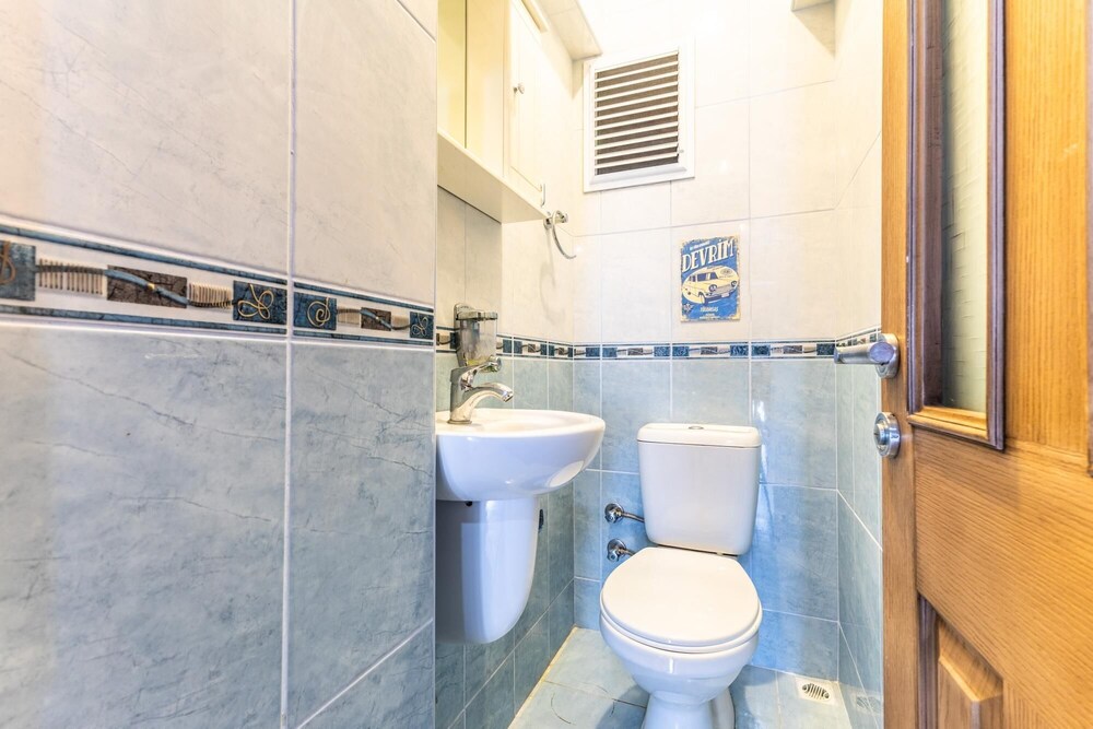 Chic Residence w Balcony 10 min to Hilltown Mall