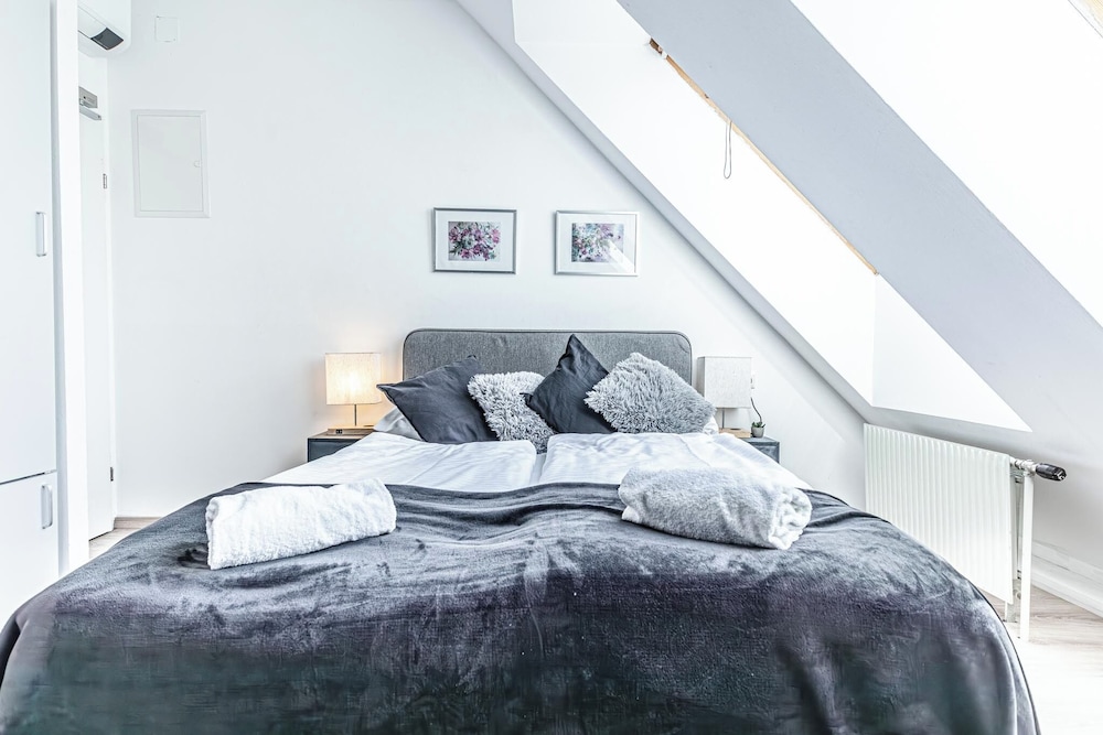 Stunning 12BR Floor For 24 People