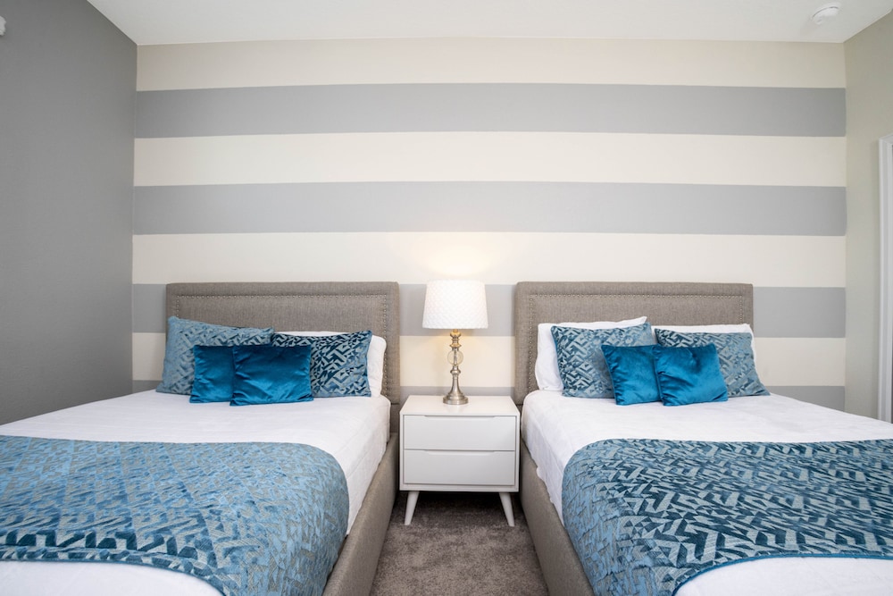 Luxurious Single Family Home w Pool Close to Disney 1568M - Image 4