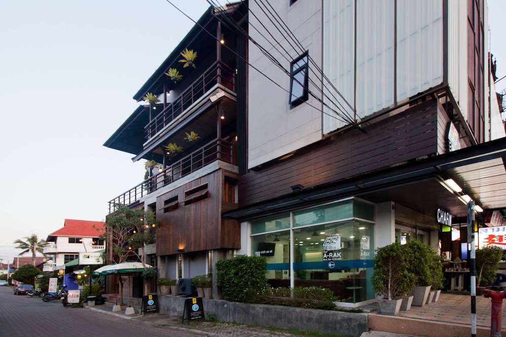 The Arak Bed Bar and Hostel