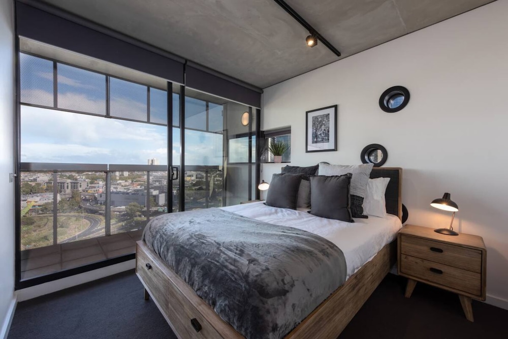 Stylish 2-bed Apt in Southbank With Parking