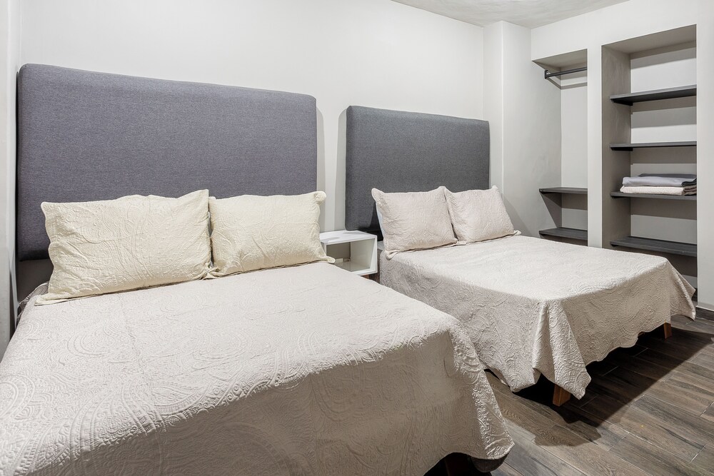 Modern Flat by Polanco Balcony Pet Friendly photo 3