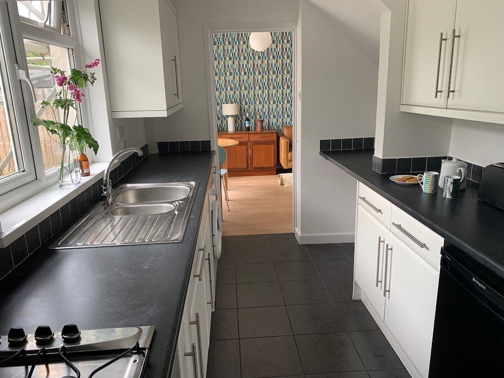 2 Bed-sleeps 4-parking-pets-10 min Walk to Beach