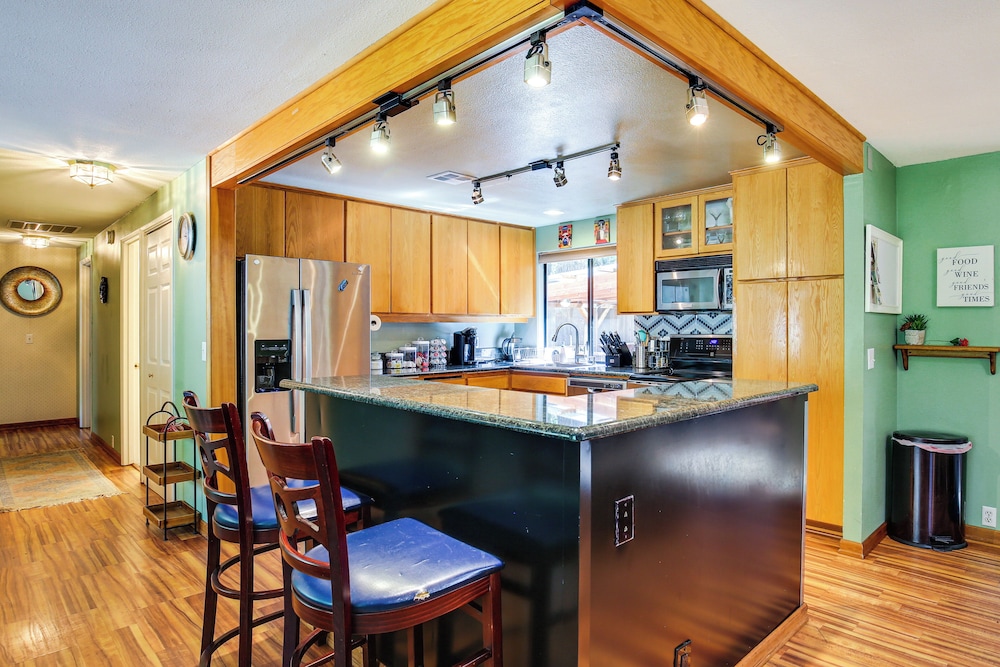 3 Mi to U of O Pet-friendly Home w/ Covered Deck!