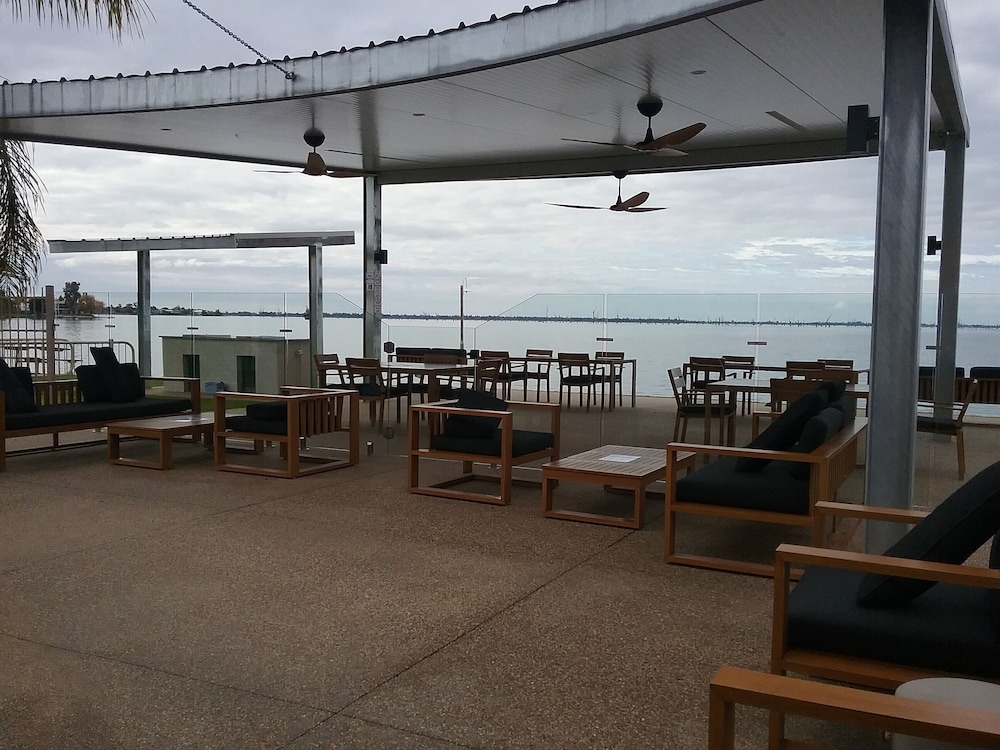Lake Edge Resort