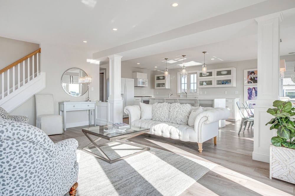 Walk to Rye Harbor State Park: Home w/ Ocean Views