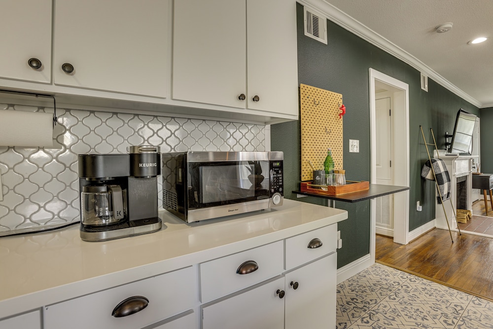 Condo 2 Mi to Houston Zoo & Museum District!