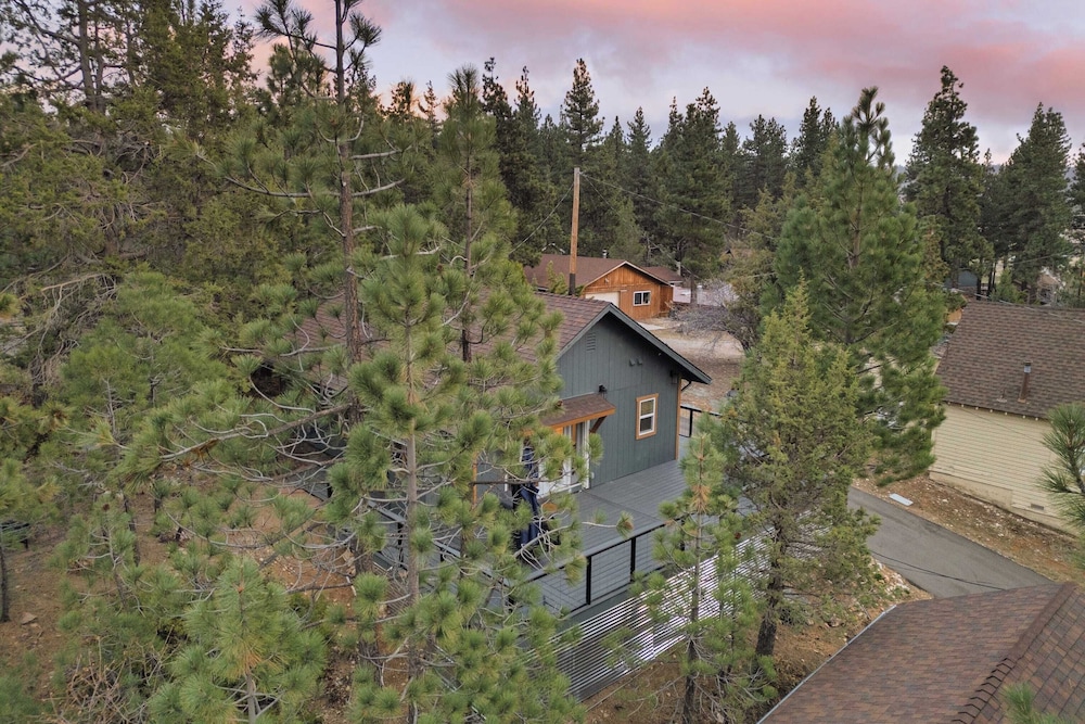 Cozy 2BR Fawnskin Cabin Big Bear Lake, Hiking Trails & Snow Summit Nearby