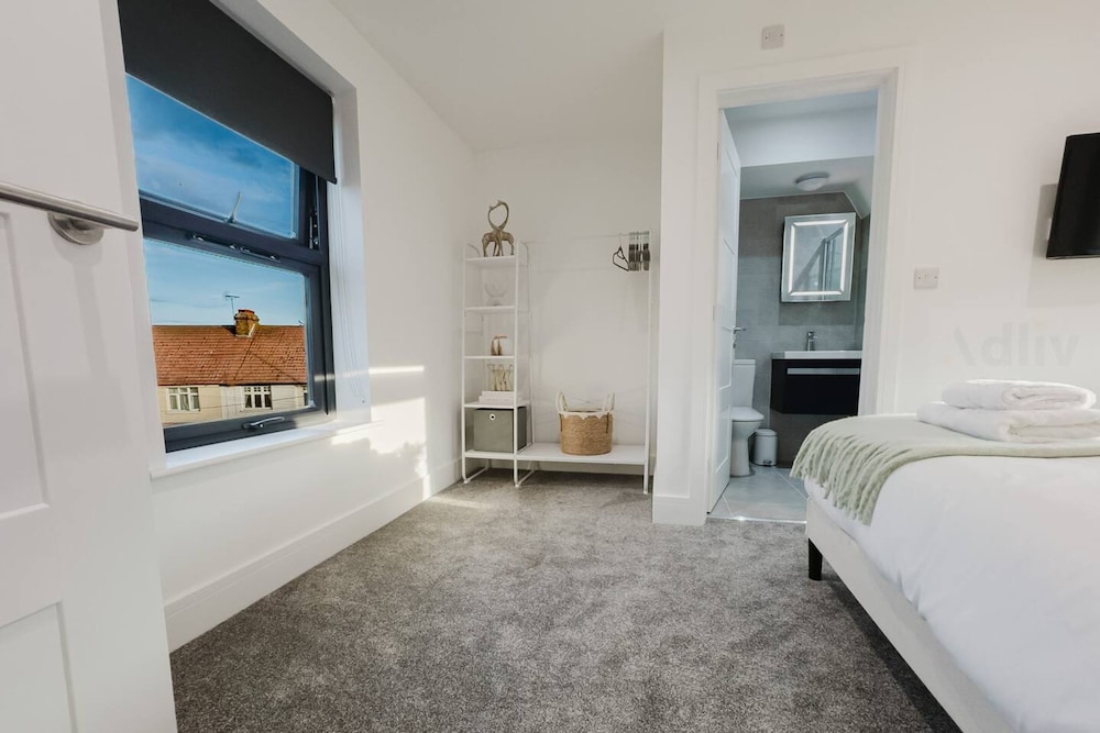 Luxury Seaside Home Parking Sleeps 8 by Adliv