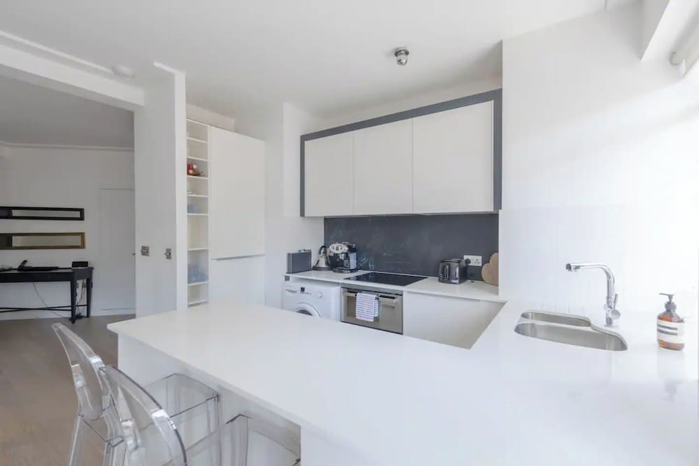 Sleek & Stylish 1BD Flat w/ Balcony - Kings Road