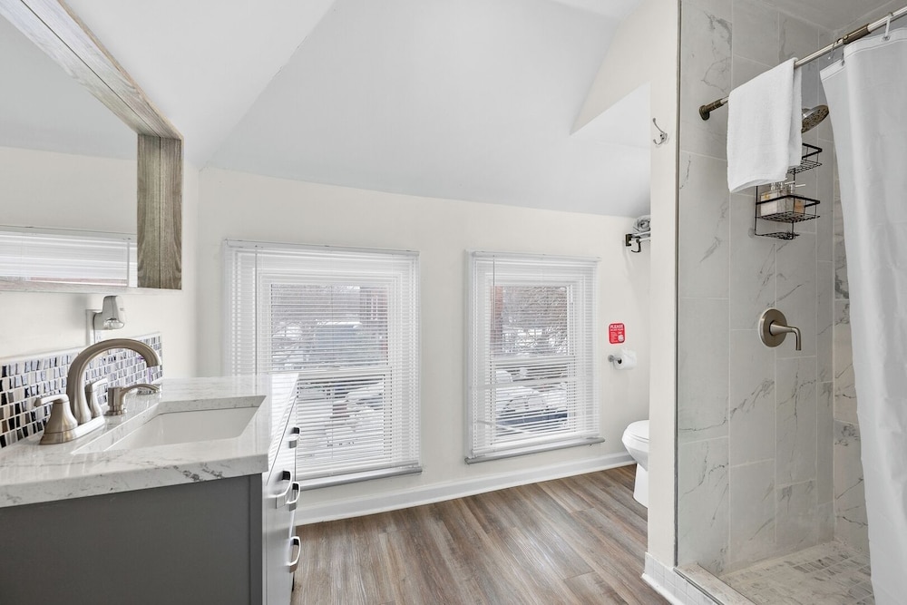 Detroit Getaway: 2-bedroom Apartment for 7 & Wifi