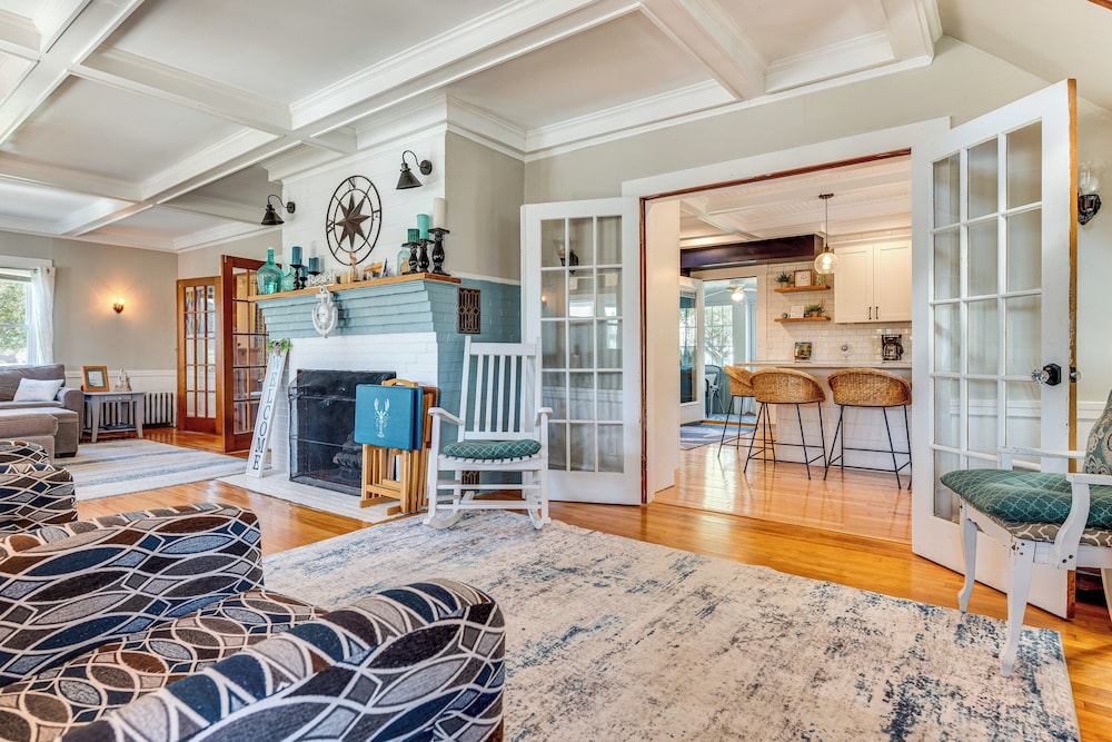 Hot Tub & Fireplace: Coastal Getaway in Maine