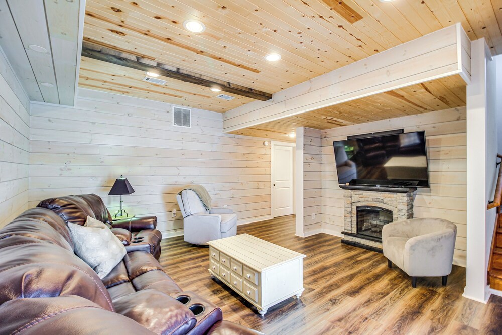 Hot Tub & Movie Room: Updated Cabin in Ellijay!