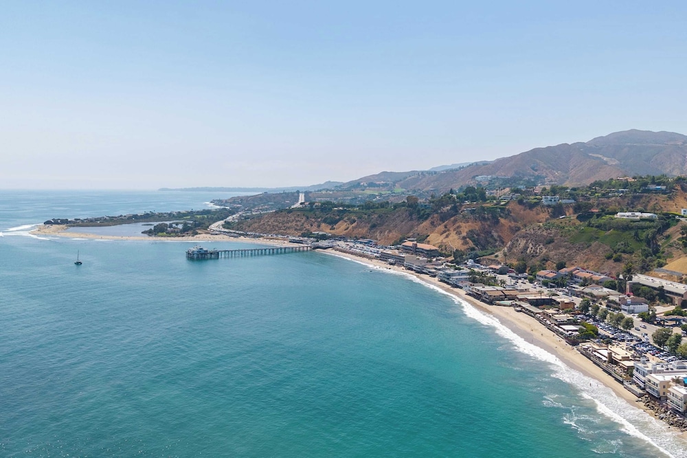 Oceanfront Gem w/ Balcony, Pool, Hot Tub & Carbon Beach Access Bluewater Haven by Avantstay