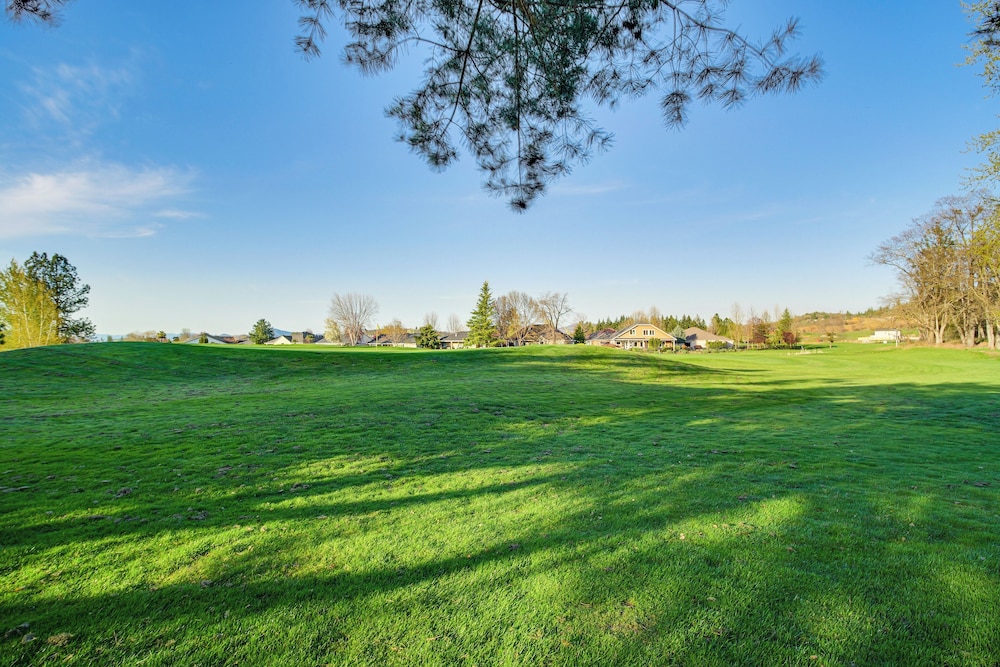 Eagle Point Golf Retreat: Pool Access + Patio!
