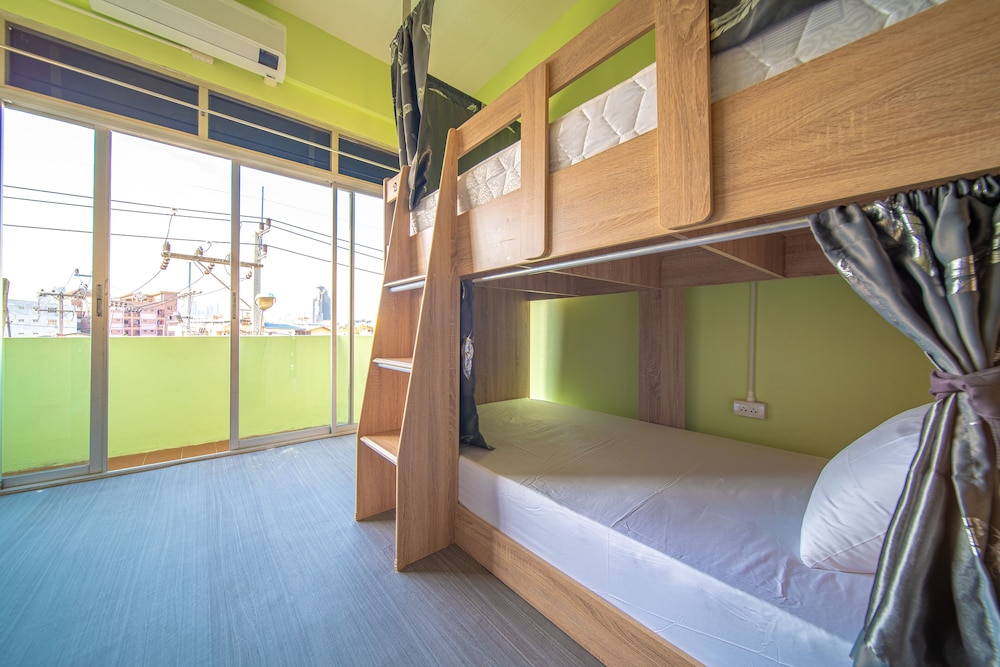 UrbanNest Hostel