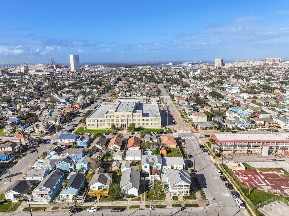 The Grand on Ave O by Ryson Vacation Rentals