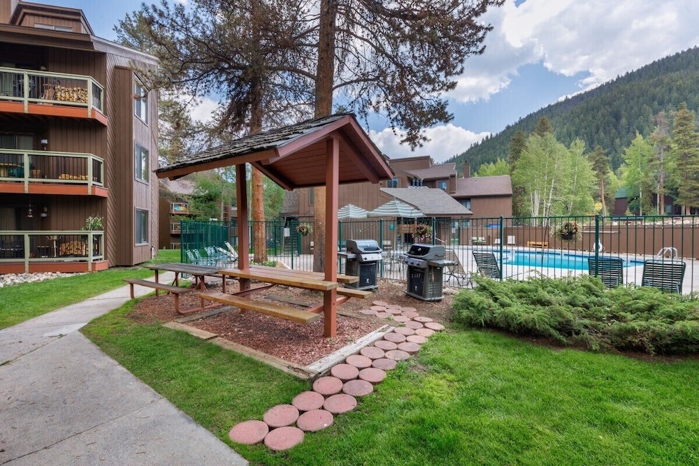 Wild Irishman 2 bed 2 bath Sleeps 9 WIBH view 5