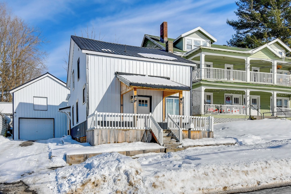 Marina Views, Walk to Dining: Oswego River Escape!