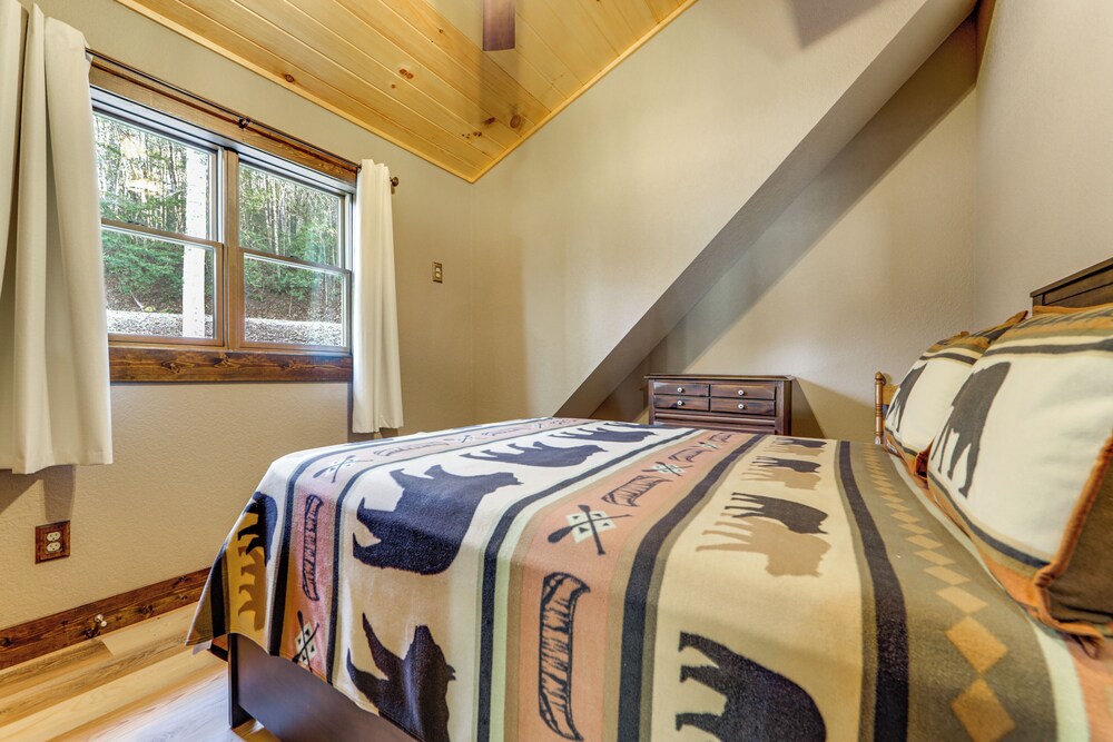 Riverfront Cabin w/ Mtn Views in Robbinsville