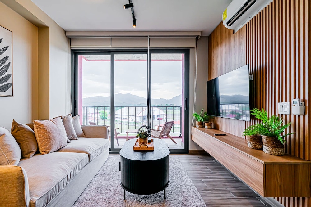 w Regal 1BR w Great Deco in Centriqo